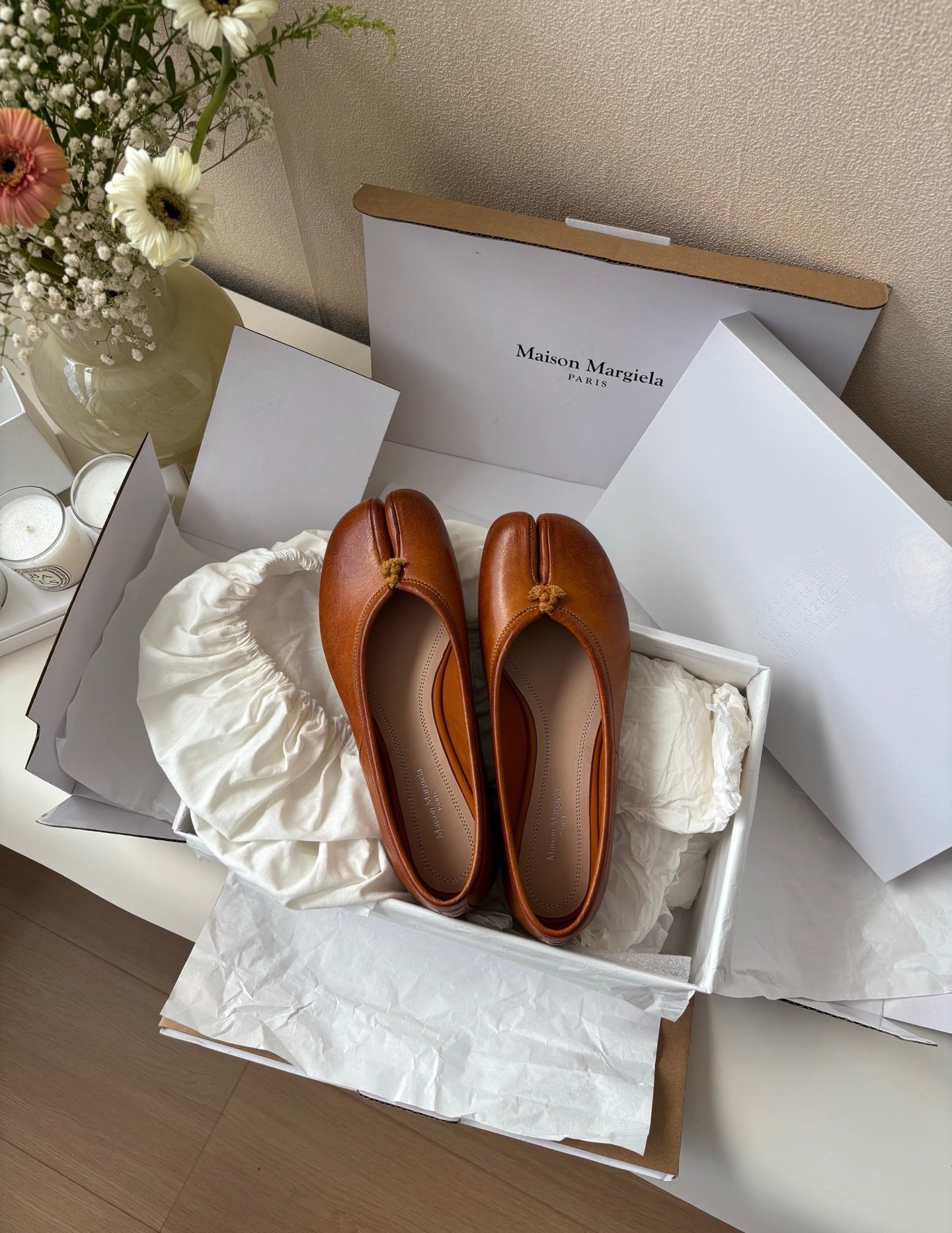 MAISON MARGIELA BROWN SPLIT TOE JANE FLATS