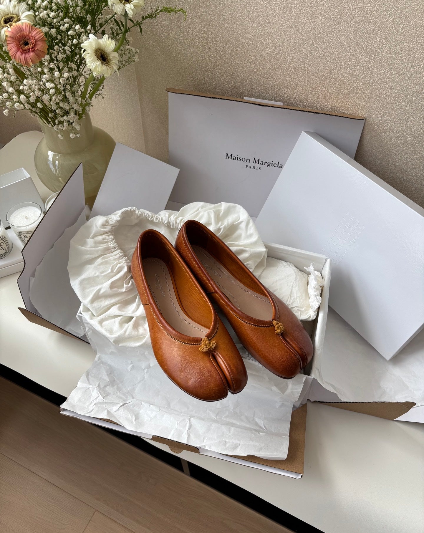 MAISON MARGIELA BROWN SPLIT TOE JANE FLATS