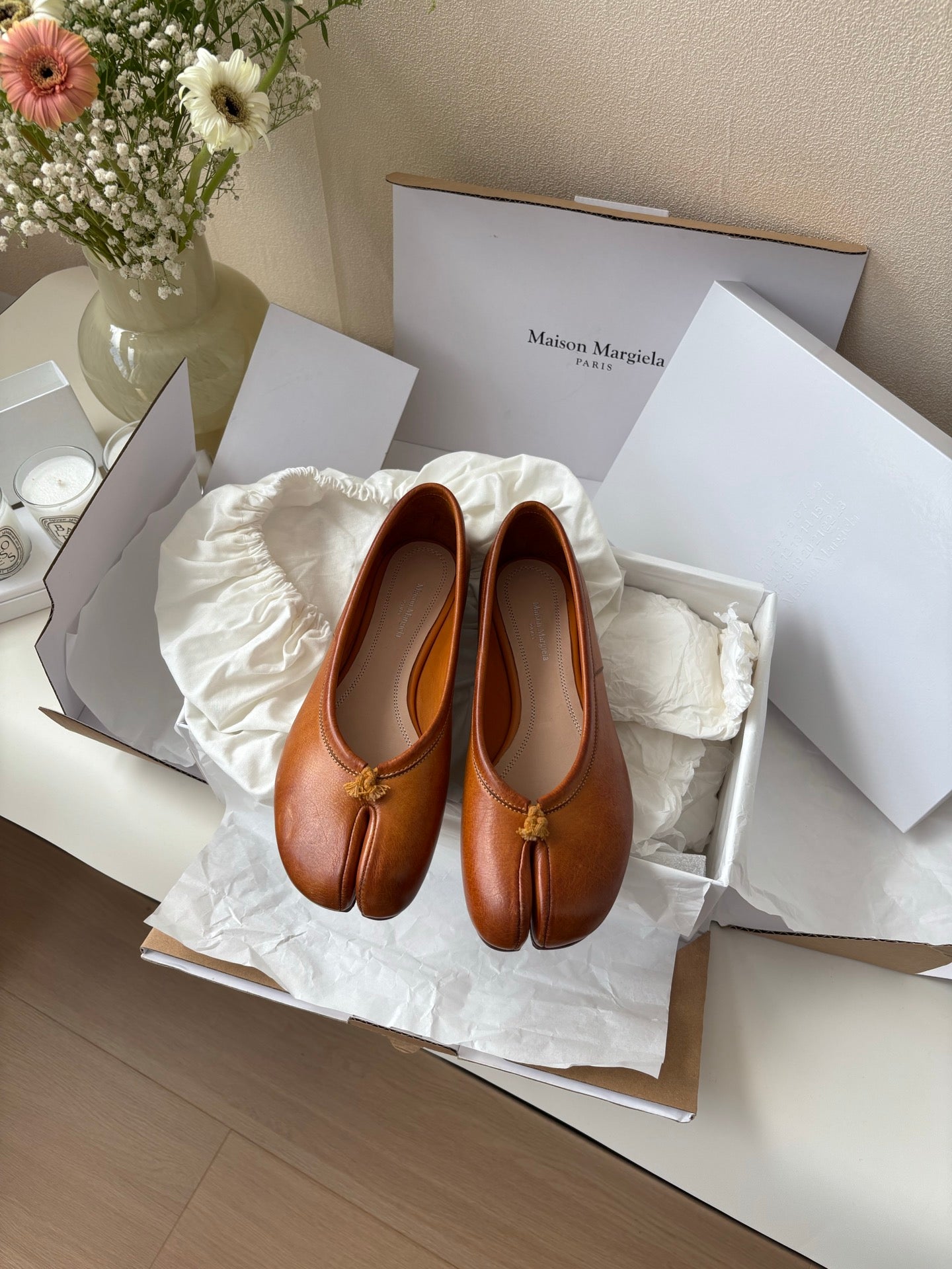 MAISON MARGIELA BROWN SPLIT TOE JANE FLATS