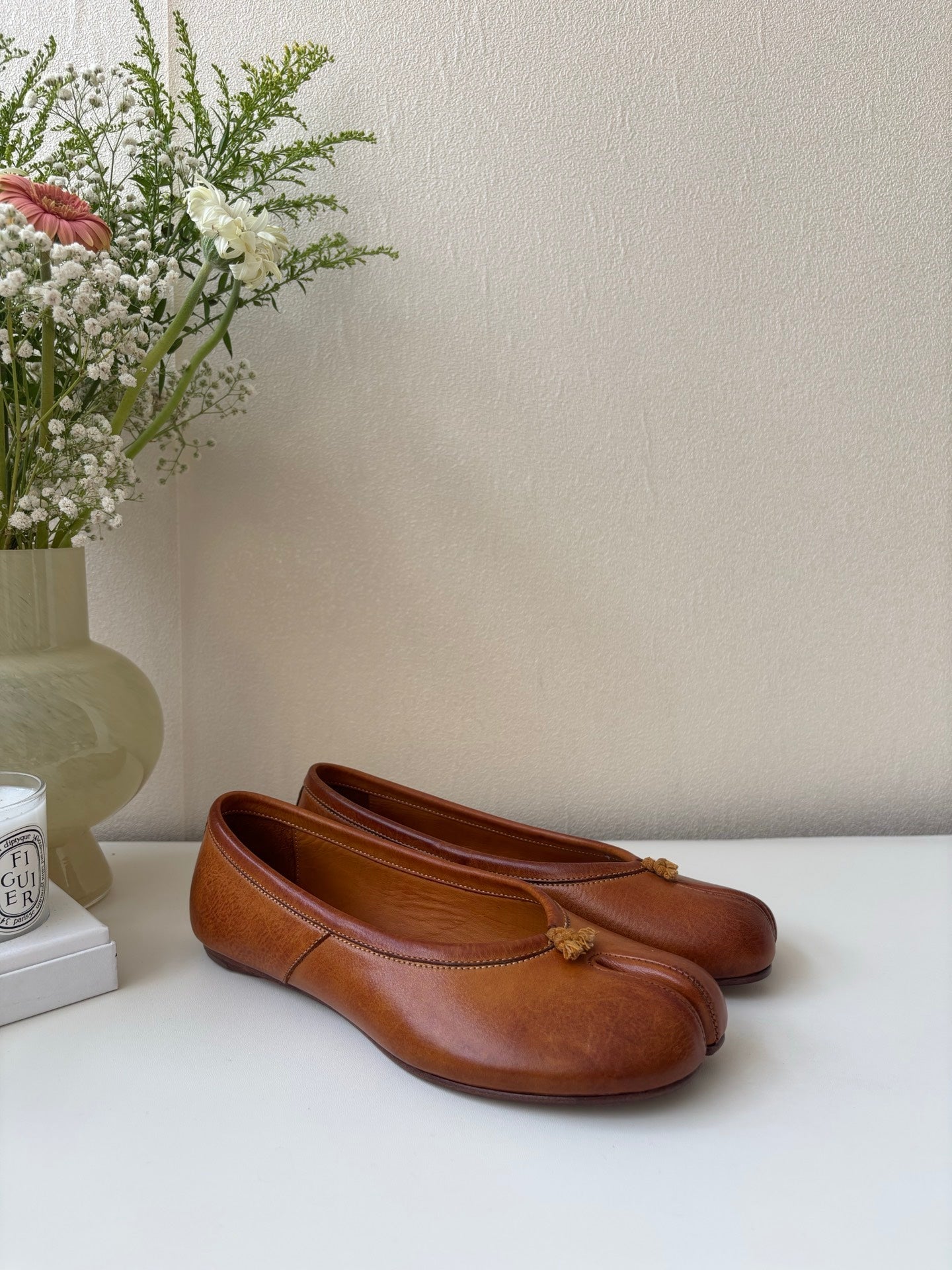 MAISON MARGIELA BROWN SPLIT TOE JANE FLATS