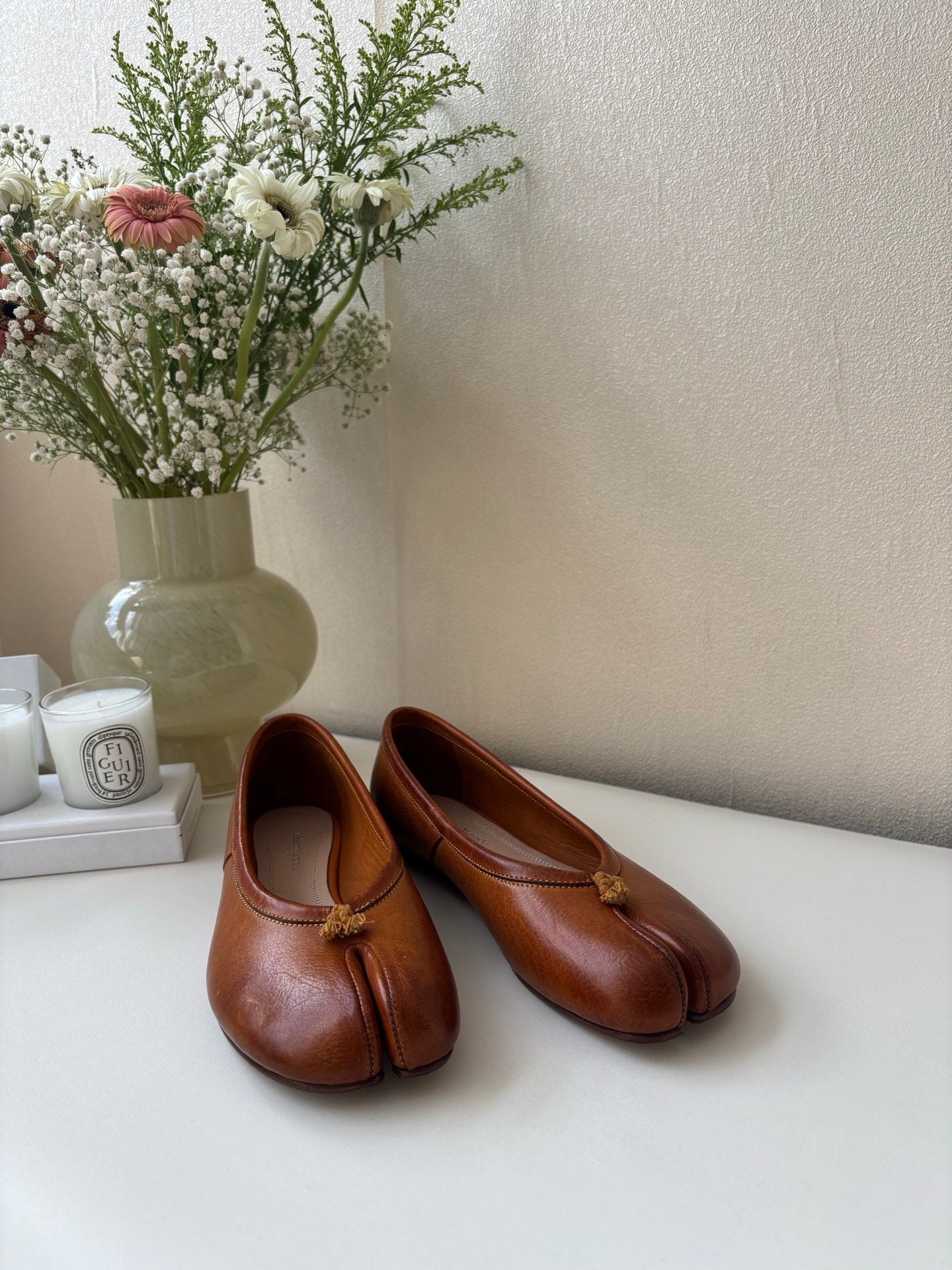 MAISON MARGIELA BROWN SPLIT TOE JANE FLATS