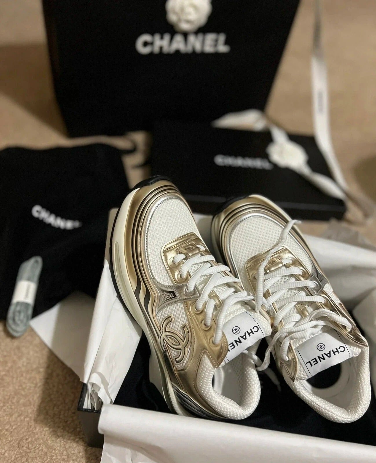 CHANEL CC RUNNER GOLD LOGO WOMEN WHITE SNEAKERS